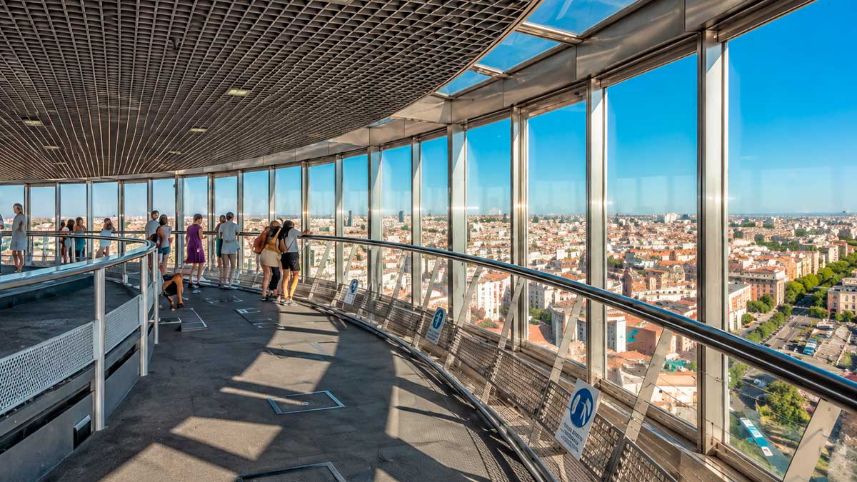 Interior del mirador del Silo de Hortaleza en Madrid con visitantes y vistas panorámicas de la ciudad.