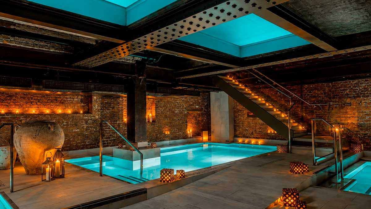 Spa en Canalejas de Aire Ancient Baths con piscina iluminada y decoración elegante