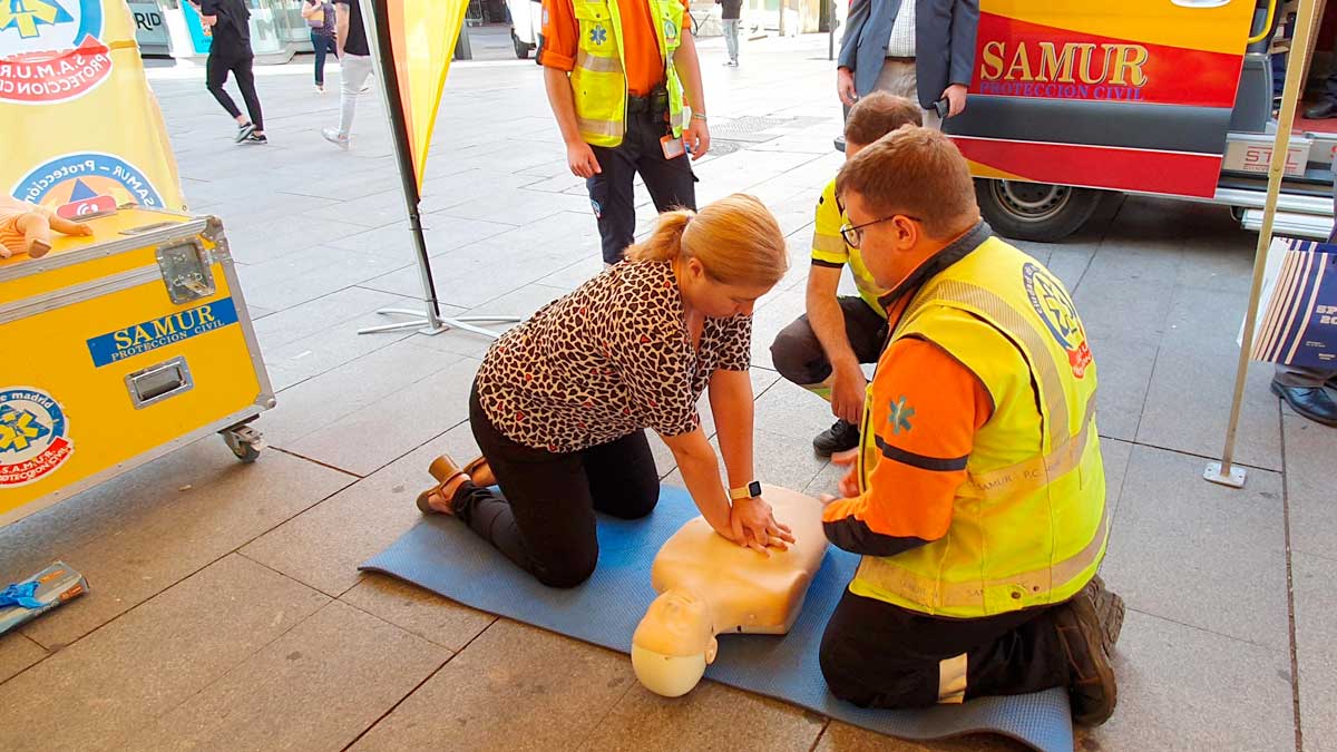 Vecinos practican reanimación cardiopulmonar con SAMUR-Protección Civil en Madrid.
