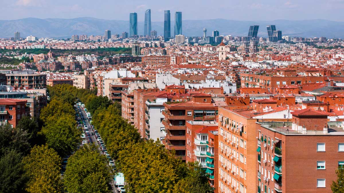 Vista panorámica de Madrid con edificios residenciales y alquiler en Madrid