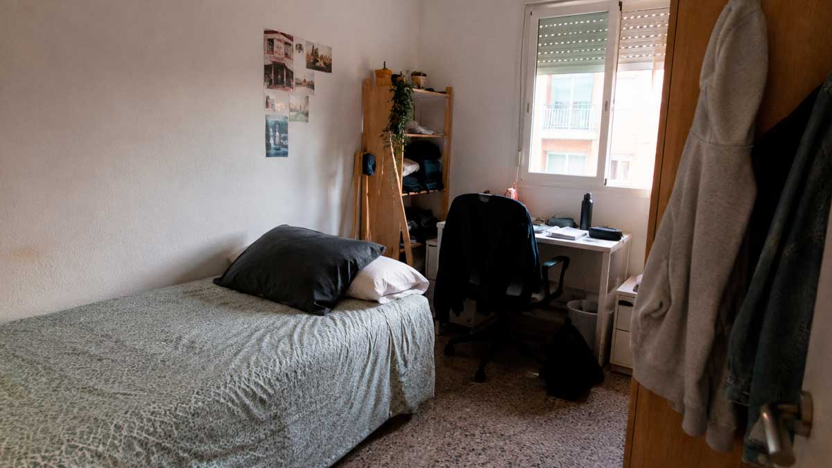 Habitación amueblada en un piso compartido en Madrid disponible para alquilar.