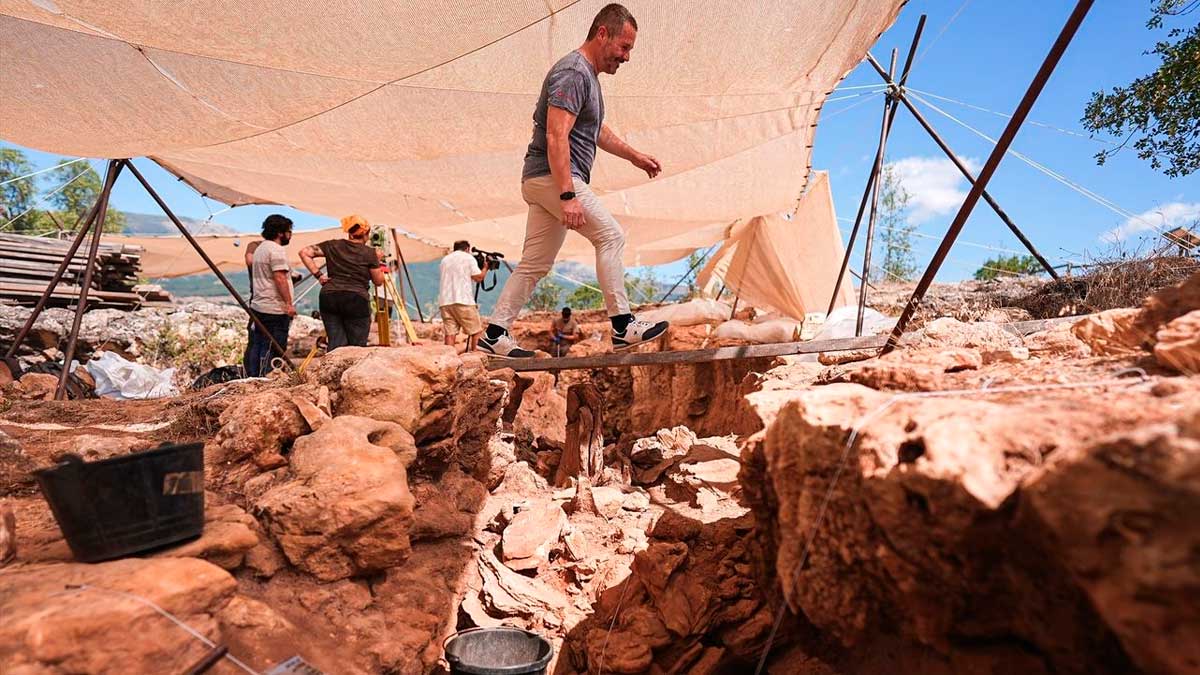 Arqueólogos trabajando en el Valle de los Neandertales de Pinilla del Valle