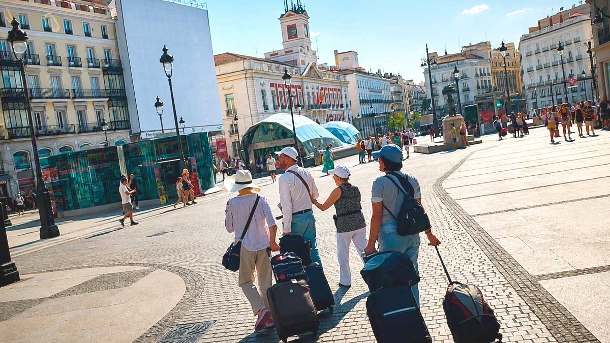 Turistas en el centro de Madrid durante aviso amarillo por calor extremo