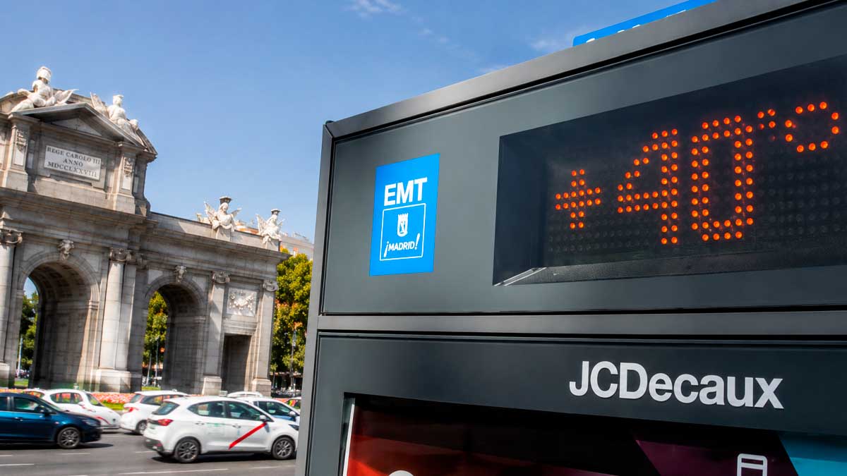 Aviso amarillo por calor en Madrid con termómetro marcando 40 grados junto a la Puerta de Alcalá