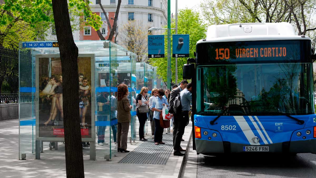 Parada de autobús en Madrid con usuarios esperando ayudas al transporte público para desempleados en formación 2026
