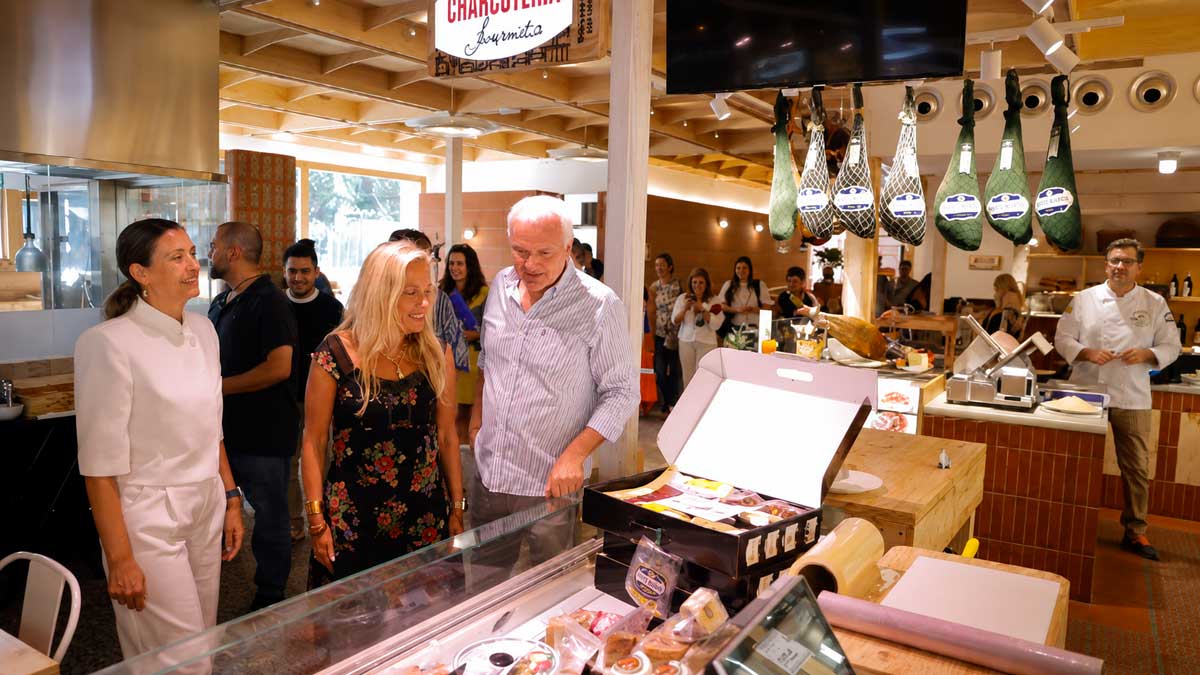 Rocío Albert visita el Mercado Escuela de San Cristóbal en Madrid.