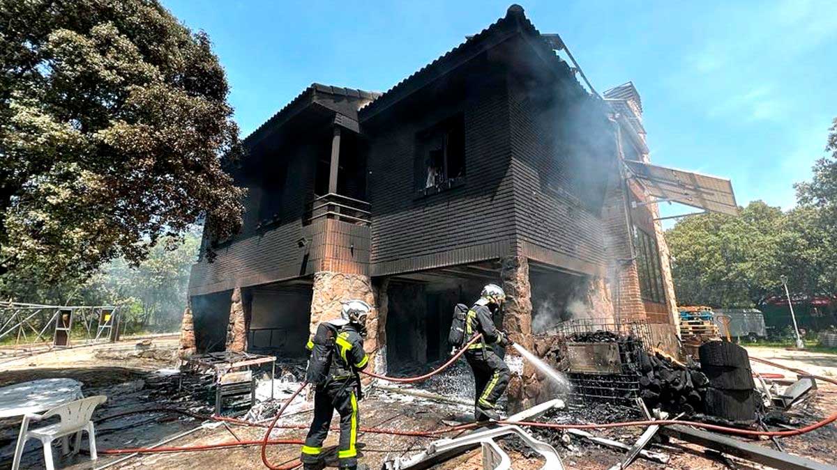Bomberos apagan incendio en vivienda de la Sierra Oeste tras siniestro