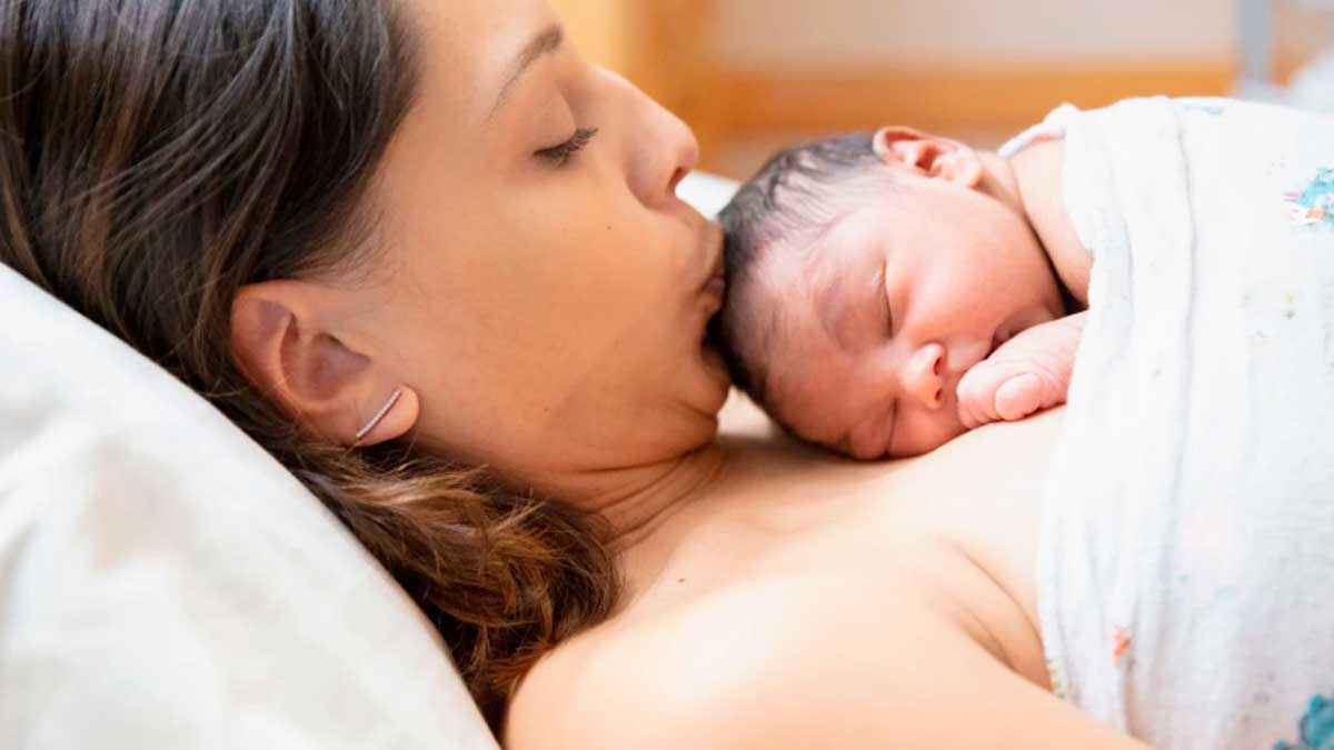 Madre madrileña con su bebé recién nacido recibiendo ayudas por nacimiento