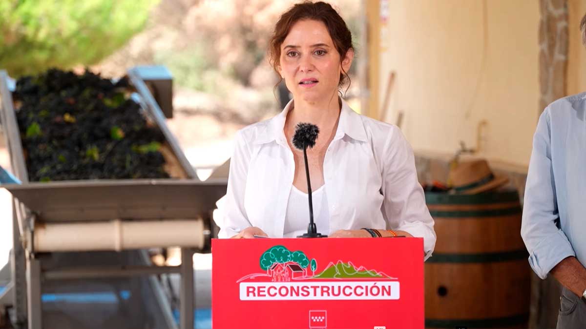 Ayuso anuncia ayudas al sector vitivinícola tras incendio en Sierra Oeste