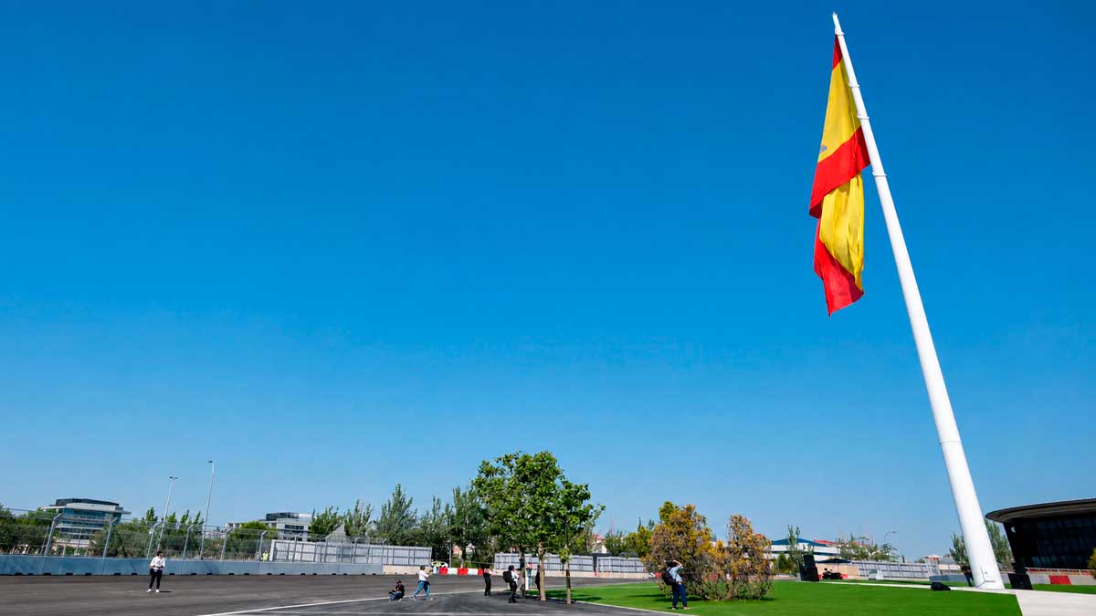 Bandera de Madrid ondeando en mástil de 54 metros en Ifema