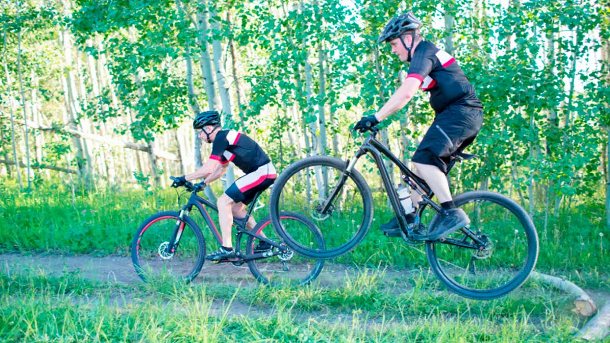 Participantes en curso gratuito de bicicleta de montaña en Cercedilla recorriendo senderos naturales