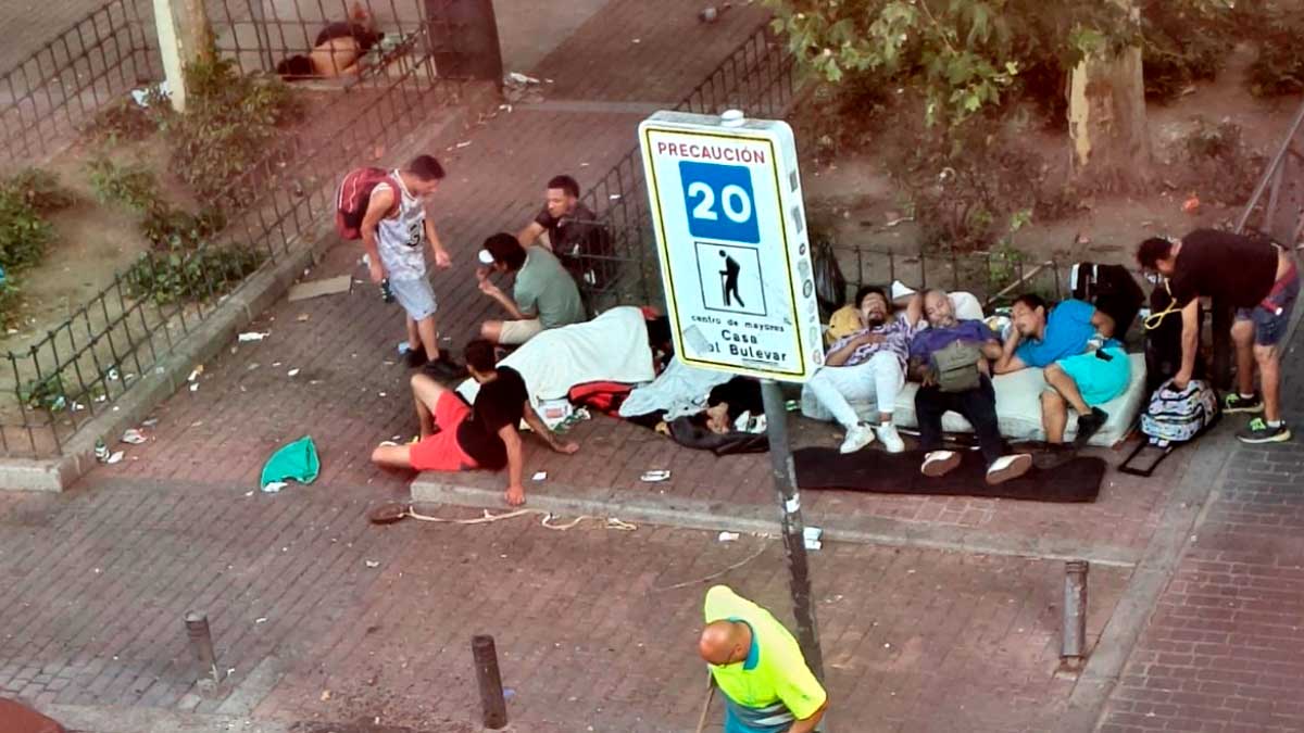 Personas durmiendo en la calle en el bulevar de Peña Gorbea en Vallecas