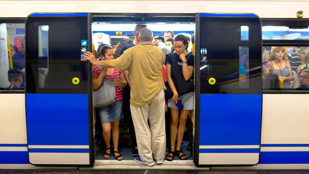 Pasajeros sufren calor en la Línea 1 del Metro de Madrid durante hora punta