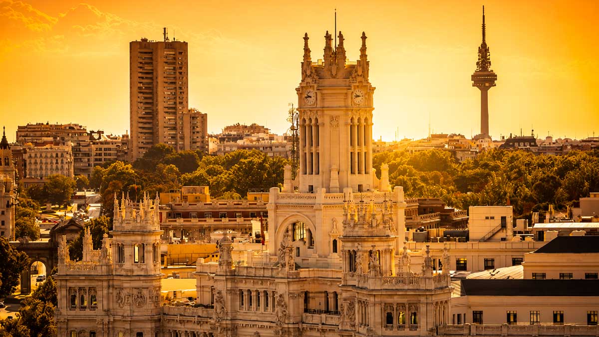 Vista de Madrid durante una ola de calor, con cielo naranja y edificios emblemáticos, calor en Madrid
