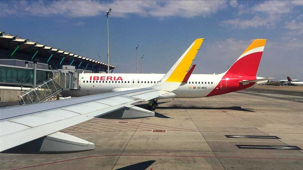 Avión de Iberia en el aeropuerto de Madrid tras cambio de billete por incendios