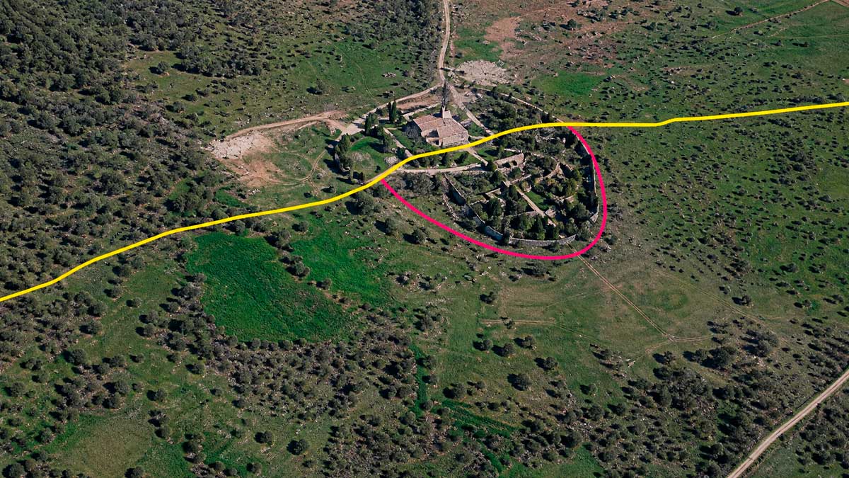Camino de Monesterio junto al conjunto histórico de El Campillo en El Escorial