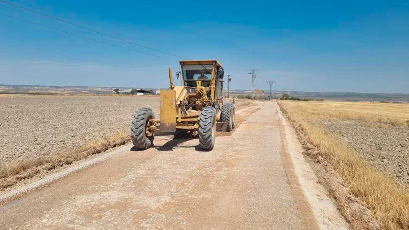 Maquinaria trabajando en un camino rural de la Comunidad de Madrid