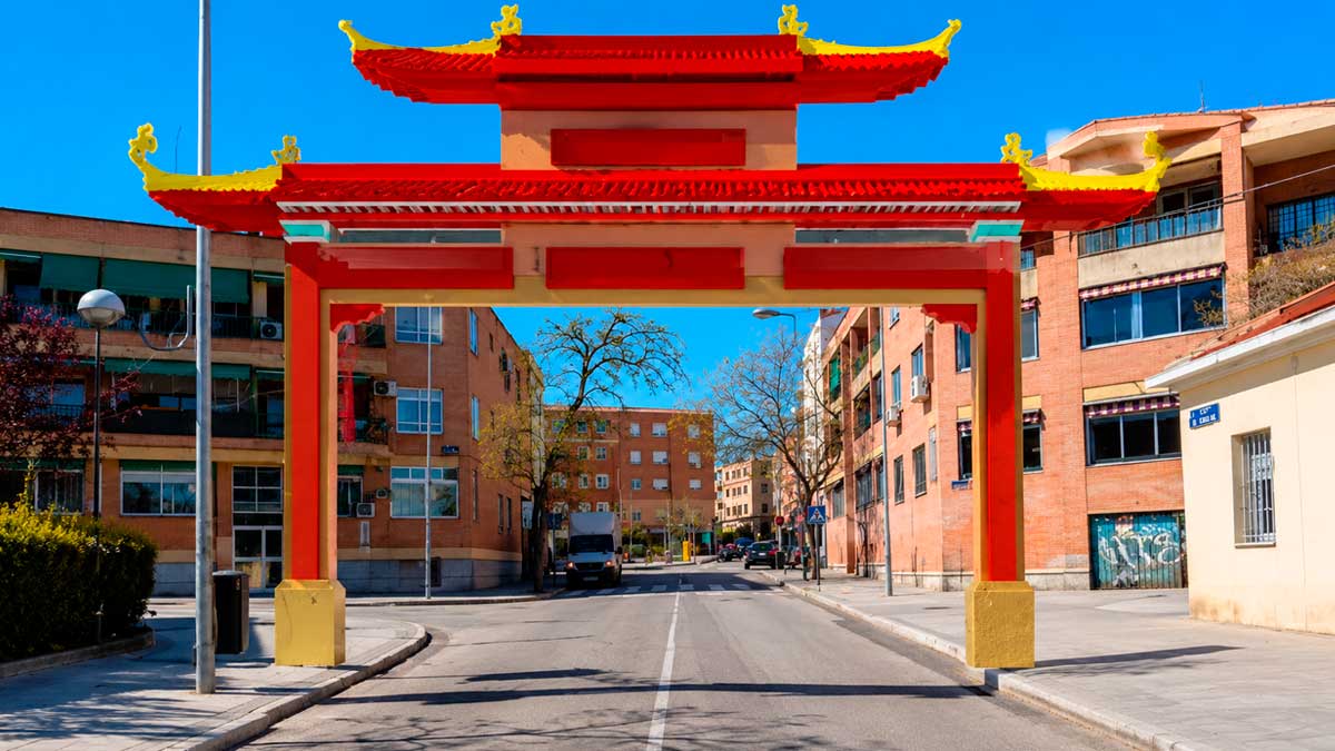 Arco tradicional chino en Usera, Chinatown de Madrid, con edificios residenciales alrededor