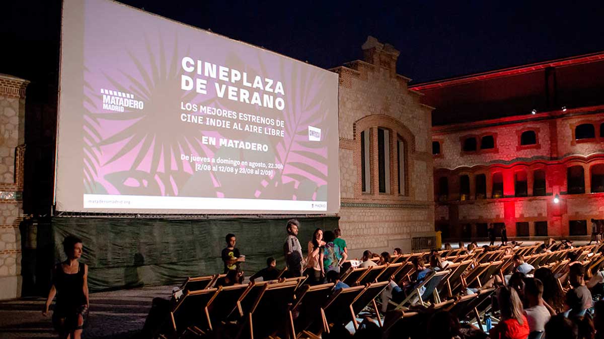 Cine de verano en Veranos de la Villa con público disfrutando de una proyección al aire libre