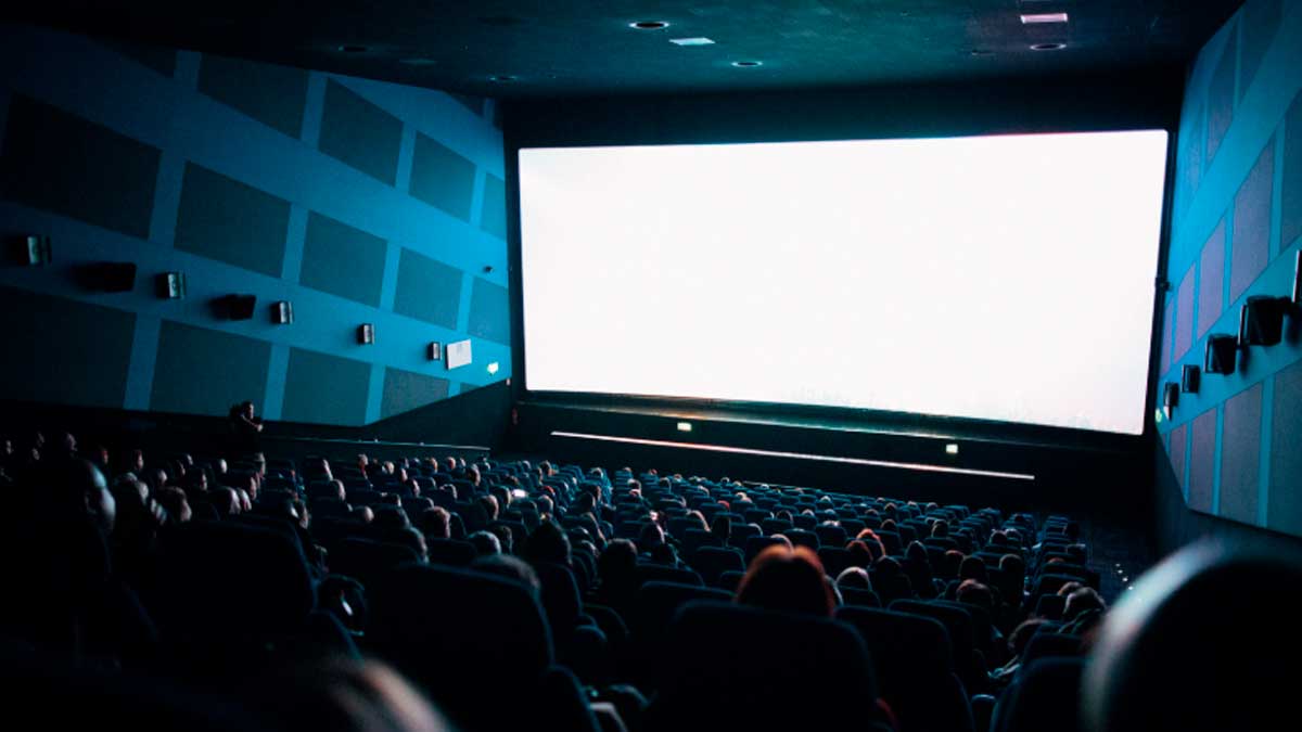 Sala de cine en Madrid llena de espectadores para cine sénior con entradas a 2 euros los martes