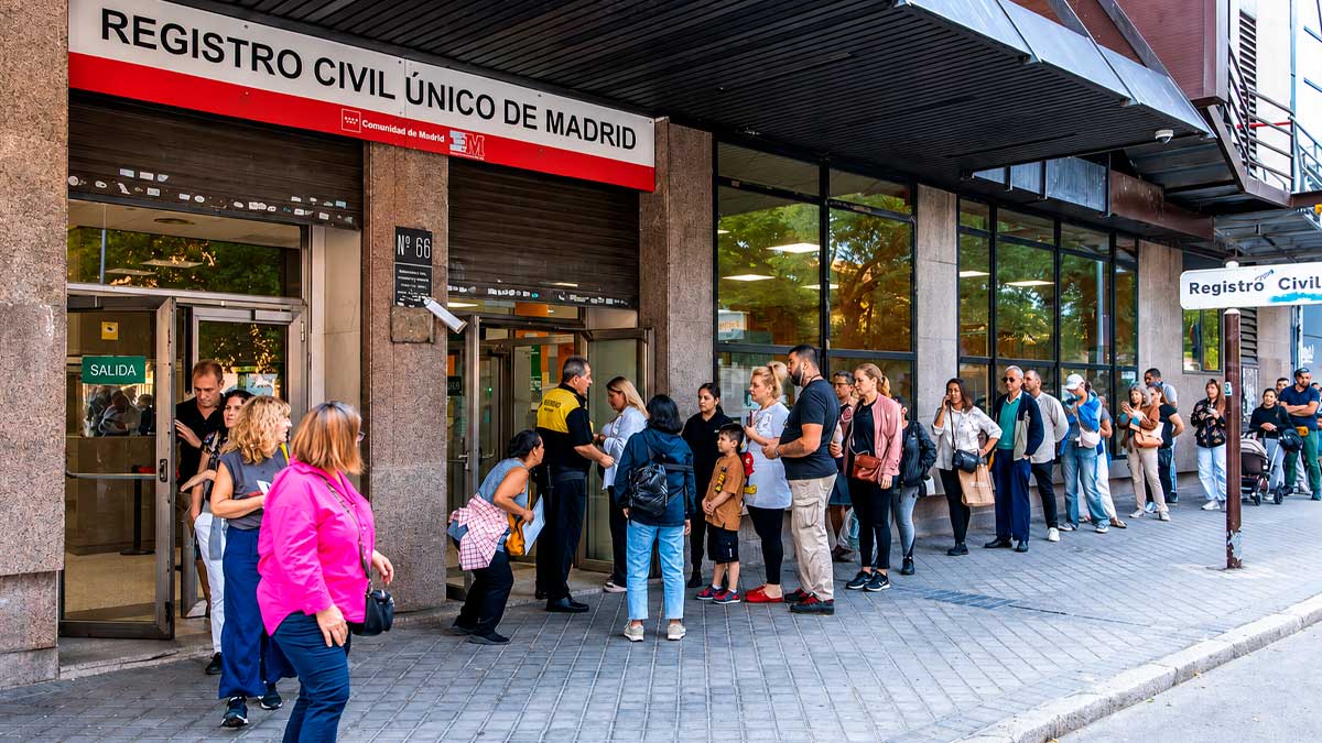 Personas haciendo cola para cita previa en el Registro Civil de Madrid