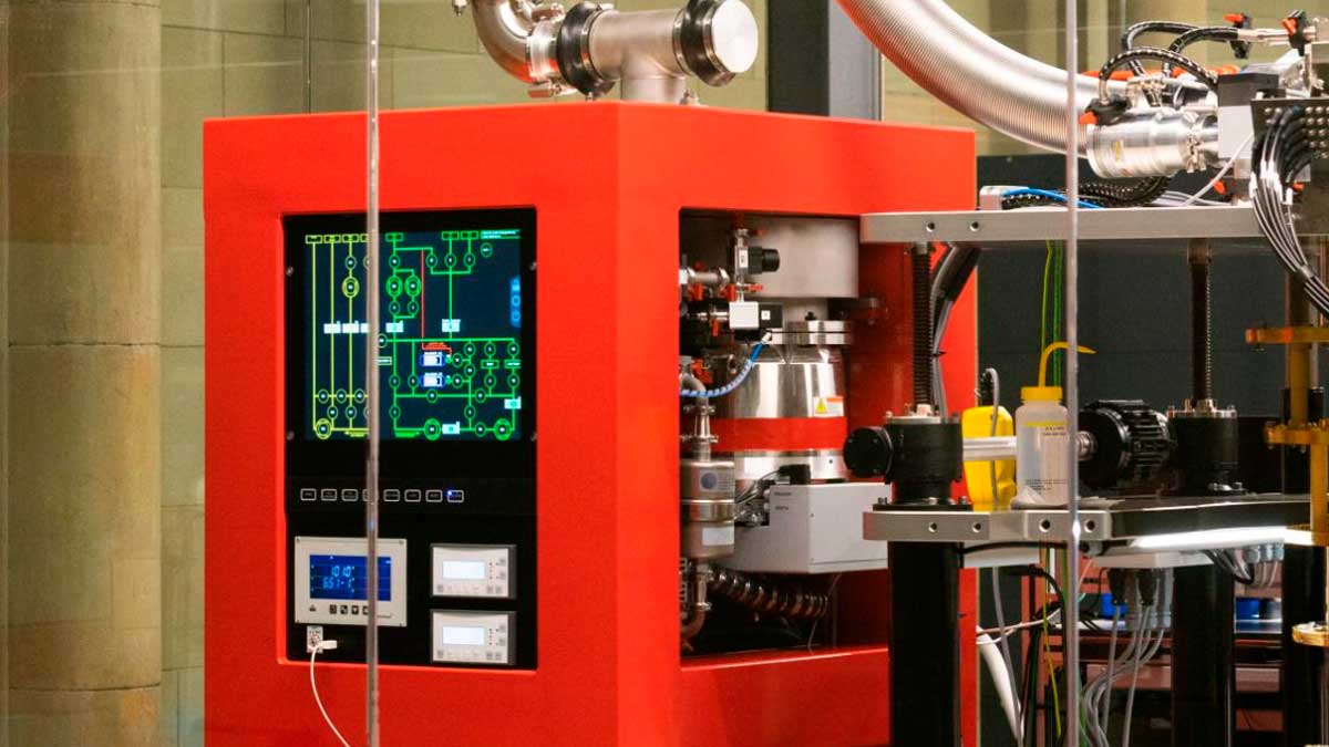 Computador cuántico público en Madrid con panel de control y componentes tecnológicos