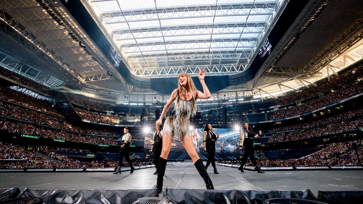 Concierto multitudinario en el estadio Bernabéu con público y espectáculo en directo