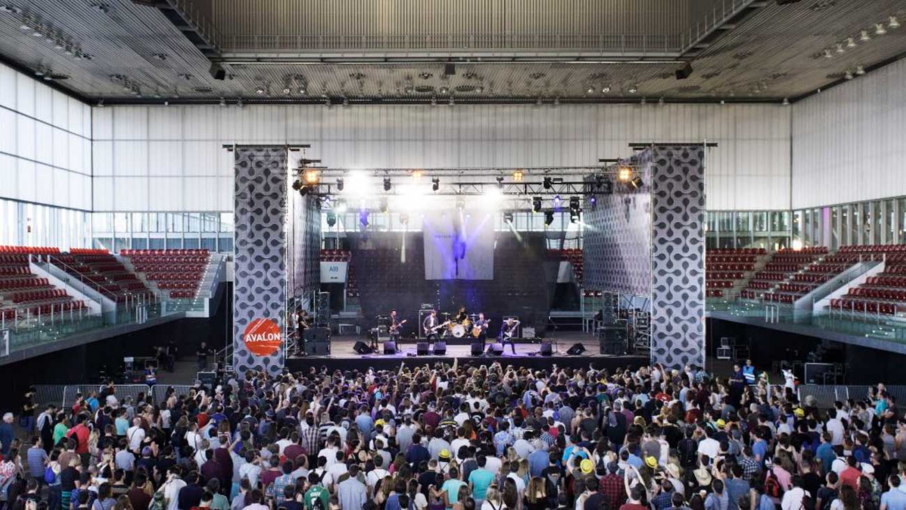 Concierto en Madrid con público frente a un escenario