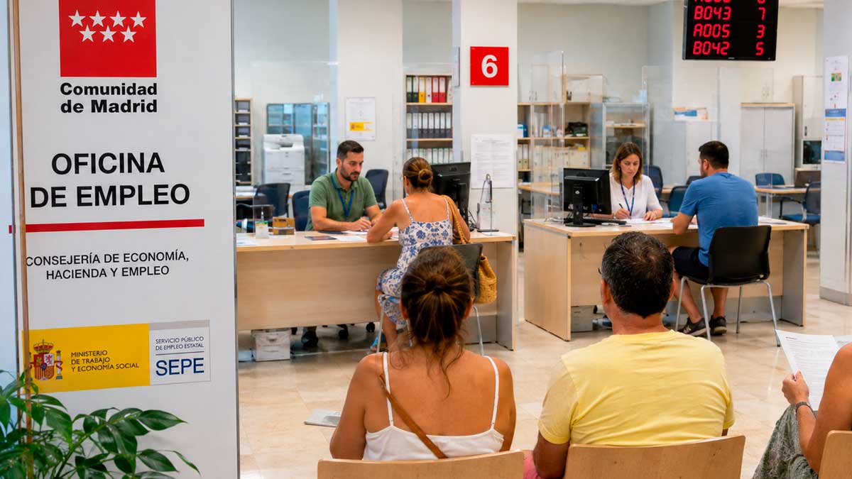 Usuarios y personal en una oficina de empleo de la Comunidad de Madrid.