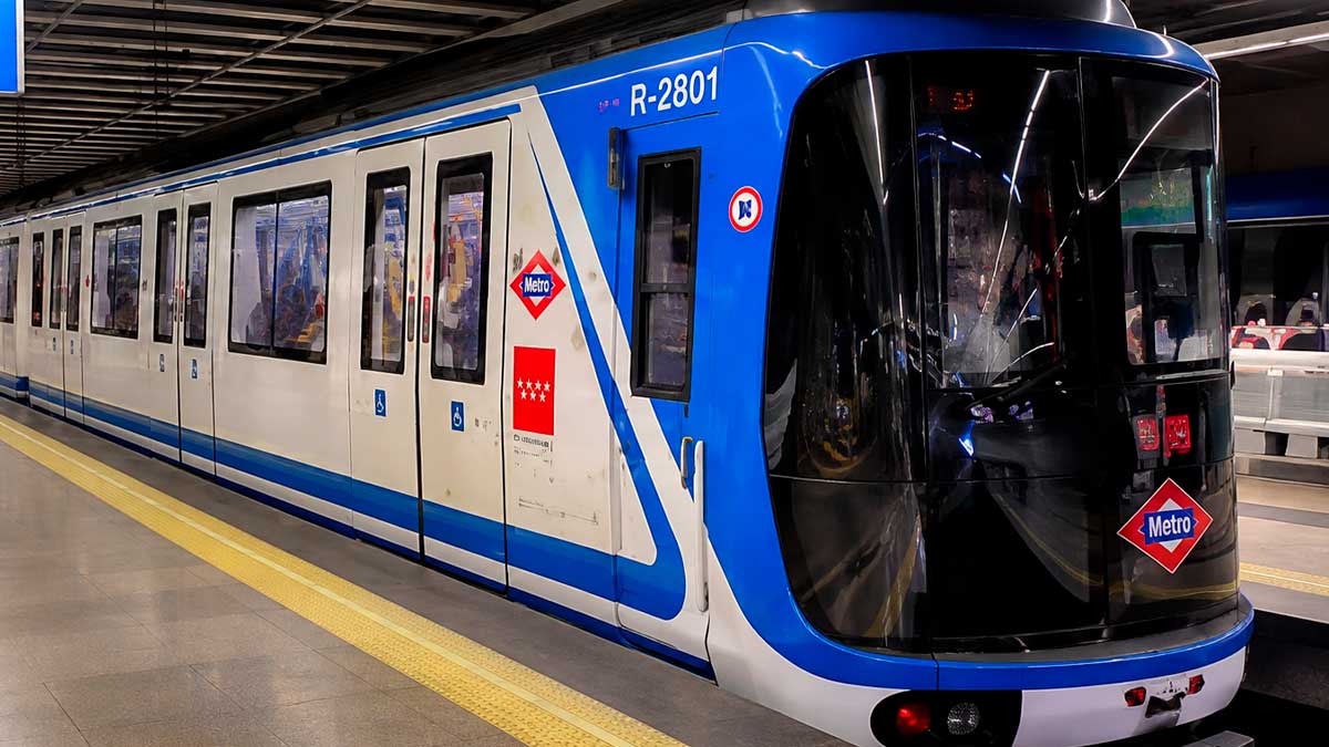 Tren del Metro de Madrid en la Línea 7 durante el corte y servicio especial SE7