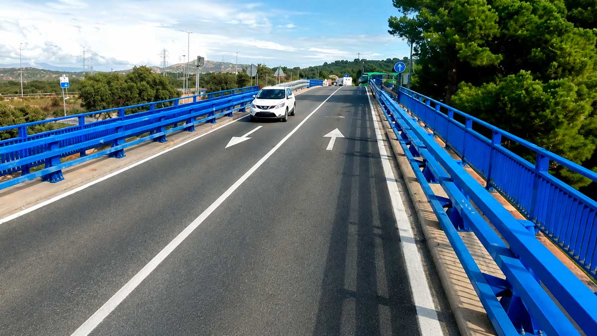 Corte del paso superior en Galapagar de la A-6 con tráfico limitado y señalización vial
