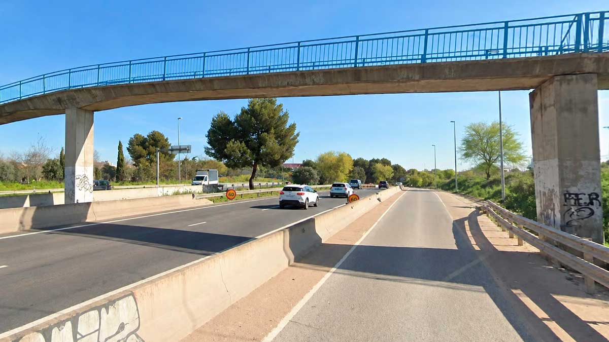 Carretera M-506 a su paso por Fuenlabrada junto a una pasarela peatonal.