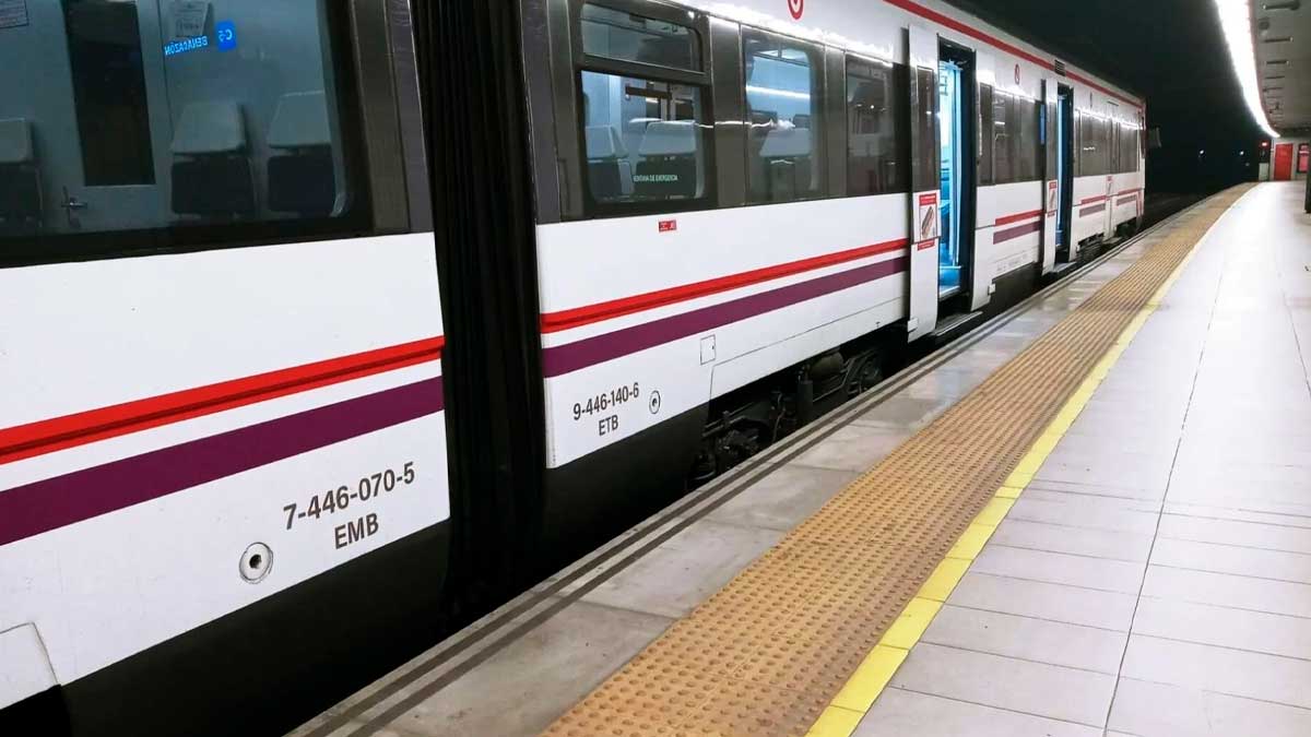 Tren de Cercanías Madrid detenido en el andén durante los cortes y restricciones