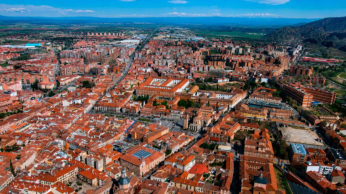 Vista aérea de Alcalá de Henares, escenario de cortes de tráfico por obras y fiestas en agosto