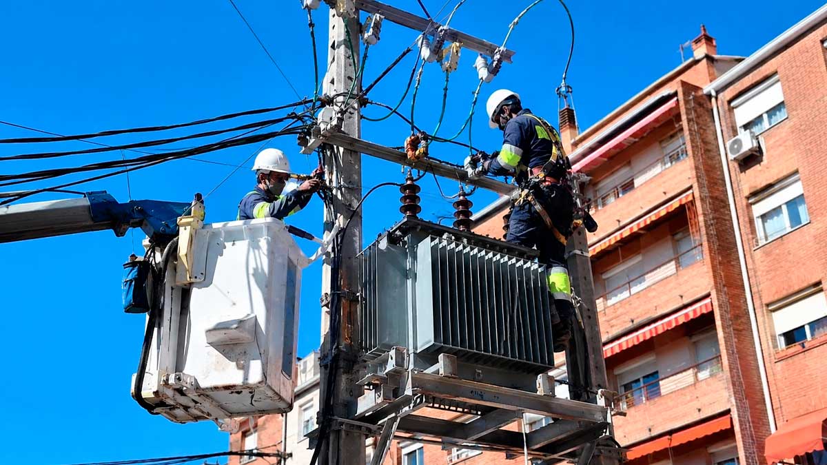 Trabajos en la red eléctrica durante un corte de luz programado en Madrid.
