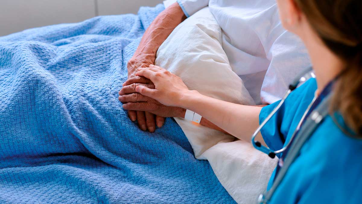 Profesional sanitario ofrece apoyo en cuidados paliativos en Madrid
