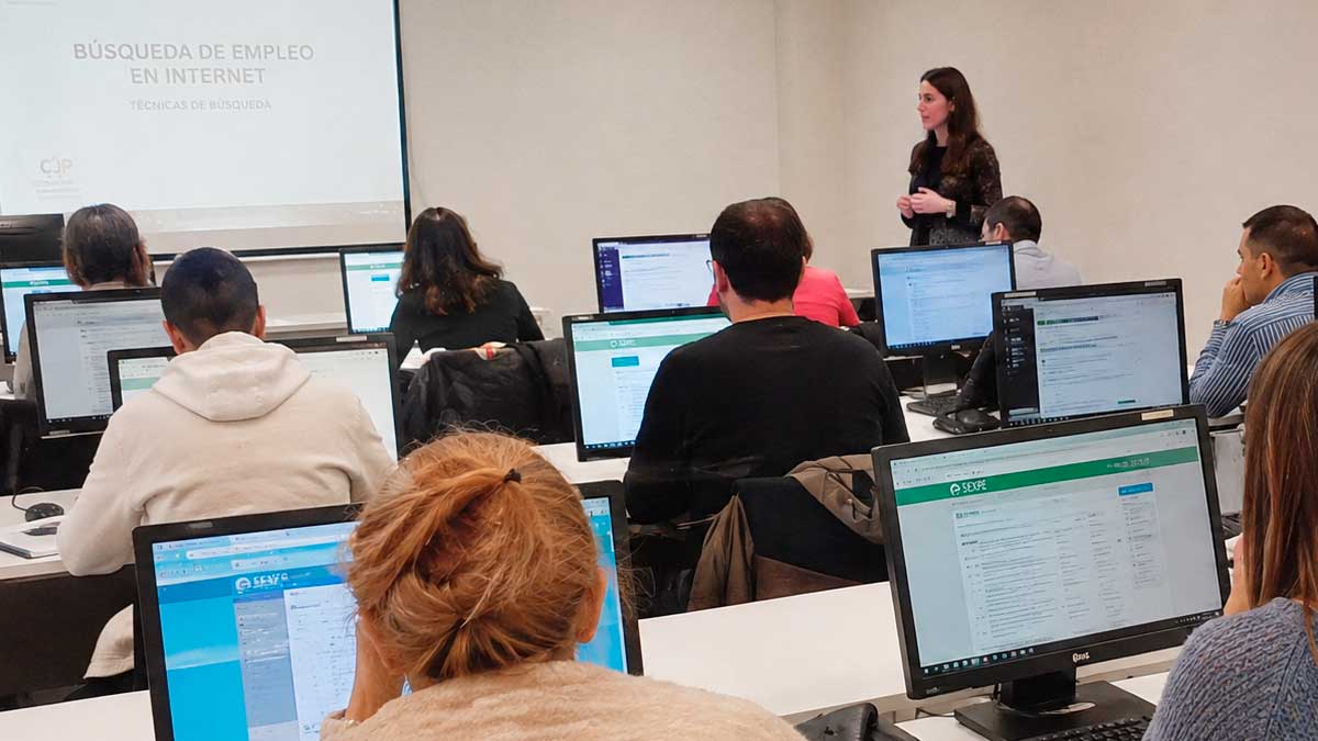Alumnos participan en un curso de formación para el empleo con ordenadores en Galapagar.