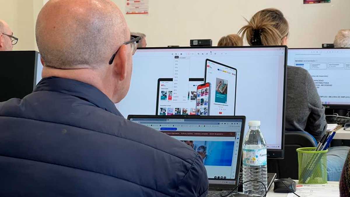 Alumnos participan en un curso gratuito de capacitación digital de la Comunidad de Madrid.