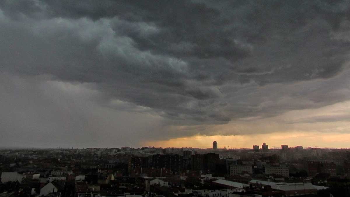 Tormenta sobre Madrid por la llegada de una DANA este fin de semana