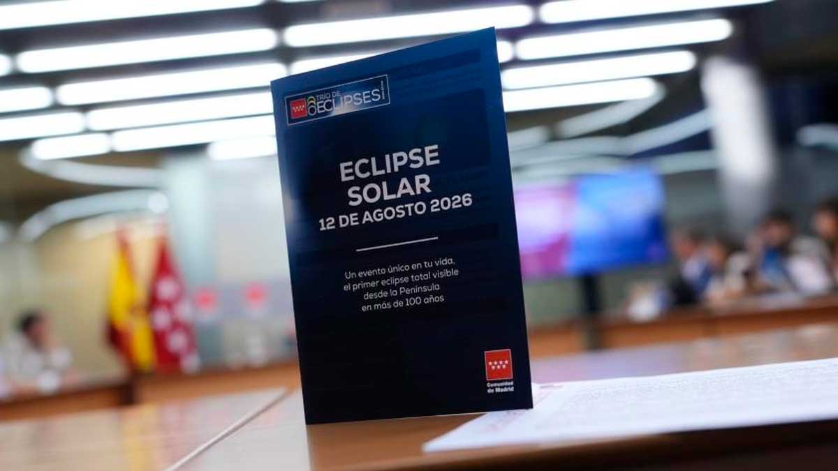 Folleto informativo sobre el eclipse solar en Madrid el 12 de agosto de 2026