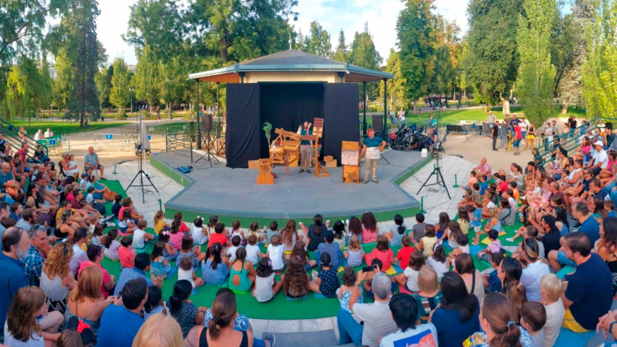 Festival FIT Madriz en El Retiro con público disfrutando de espectáculo gratuito al aire libre