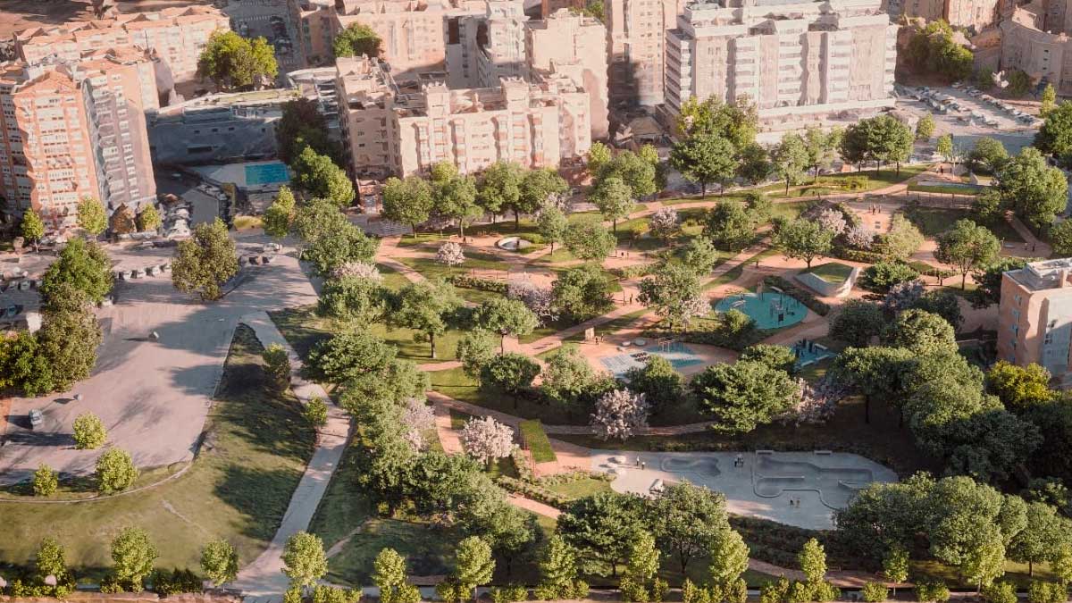 Vista aérea del parque Tres Luces, isla bioclimática en Ciudad Lineal, rodeado de edificios residenciales.