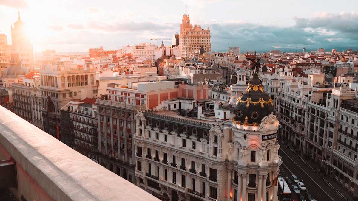 Vista panorámica de Madrid con el edificio Metrópolis en primer plano durante la alerta naranja por altas temperaturas