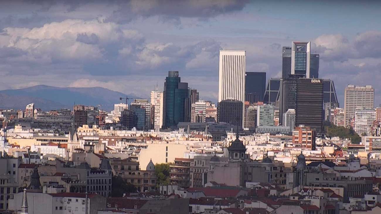 Vista panorámica de Madrid con cielo nublado y edificios emblemáticos, el tiempo en Madrid baja cinco grados.