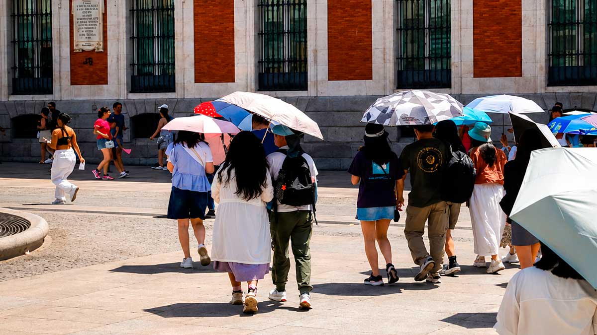 Personas con paraguas en Madrid durante ola de calor extremo
