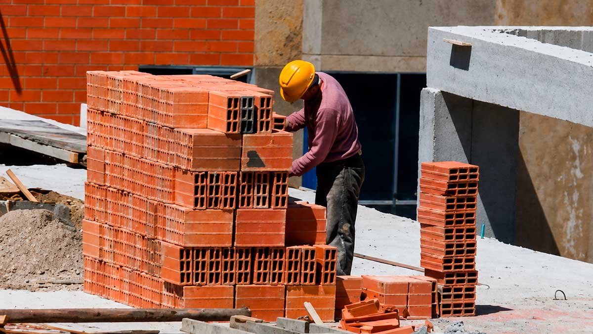 Trabajador de la construcción en una obra en Madrid