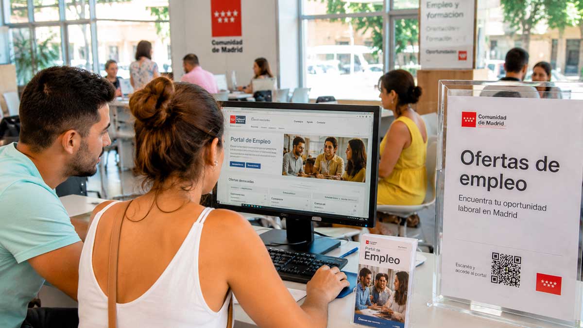 Personas consultando ofertas de empleo y oportunidades laborales en Madrid.