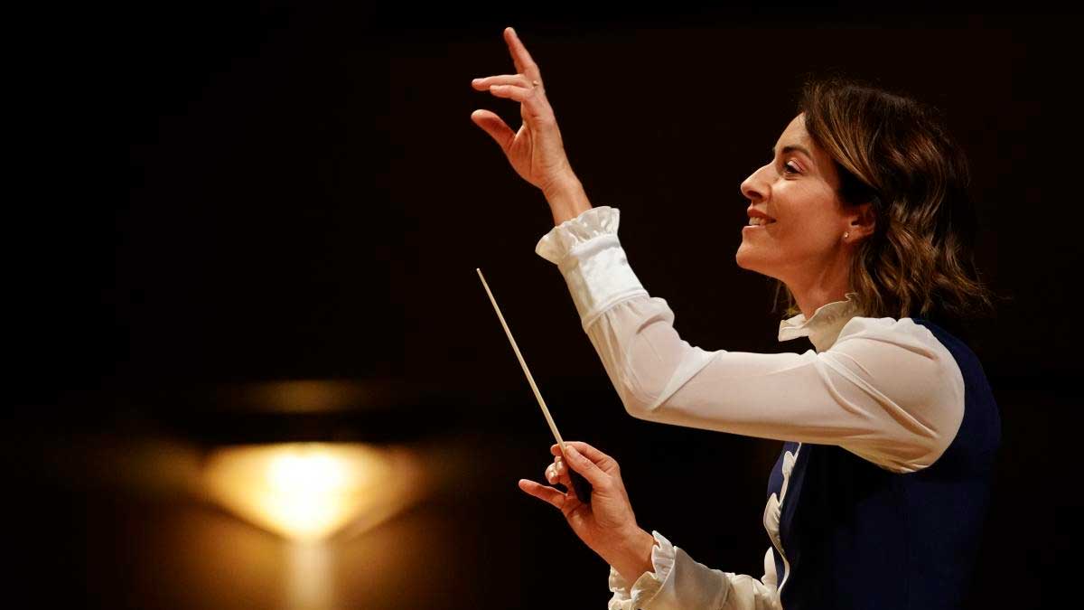 Alondra de la Parra dirige una orquesta durante una actuación vinculada a Escena Escorial 2026.