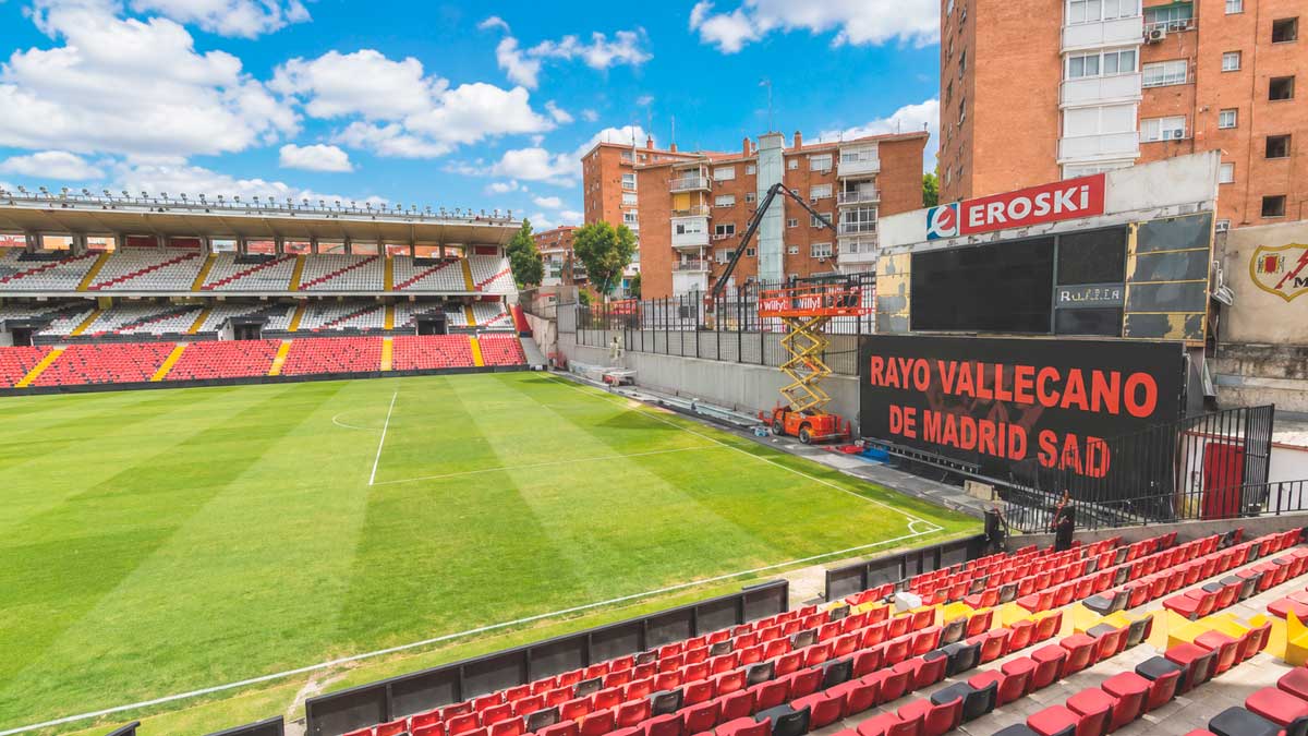 Estadio de Vallecas, sede habitual del Rayo Vallecano, con gradas vacías y cartel visible