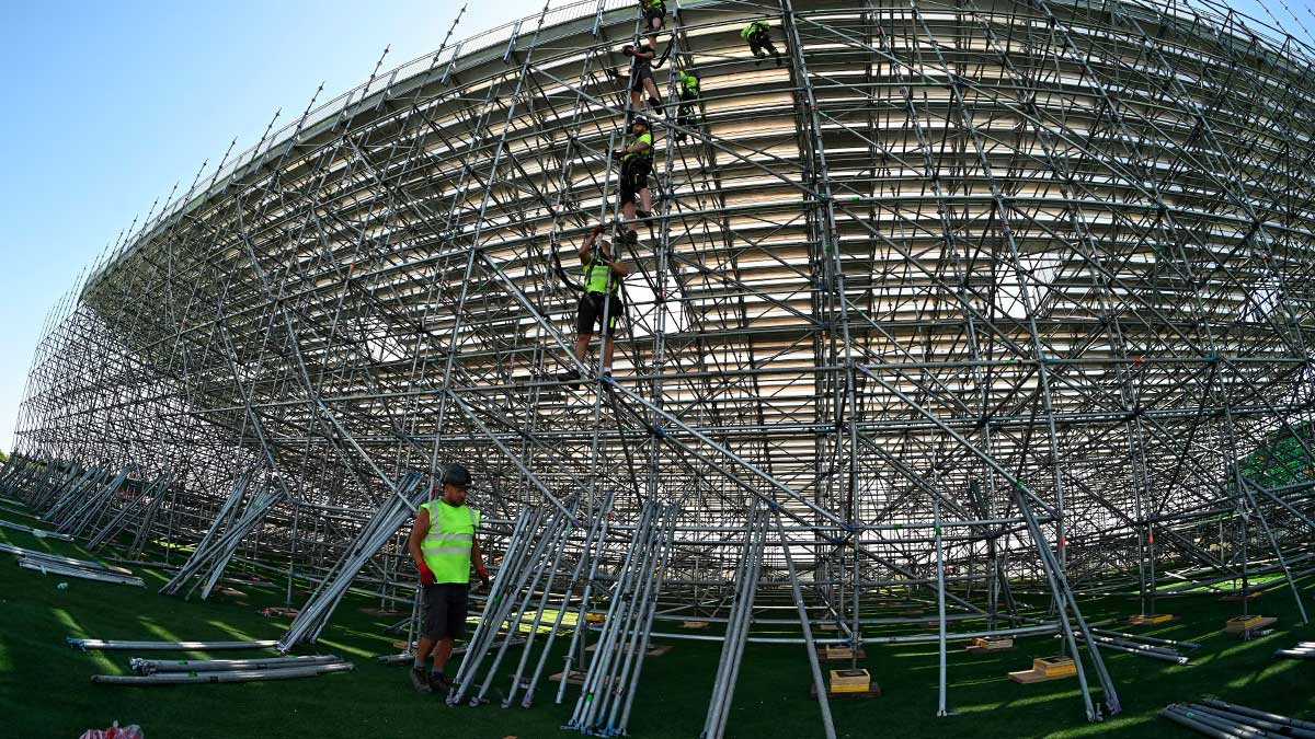 Obras de montaje del Estadio Shakira en Iberdrola Music de Villaverde, Madrid.
